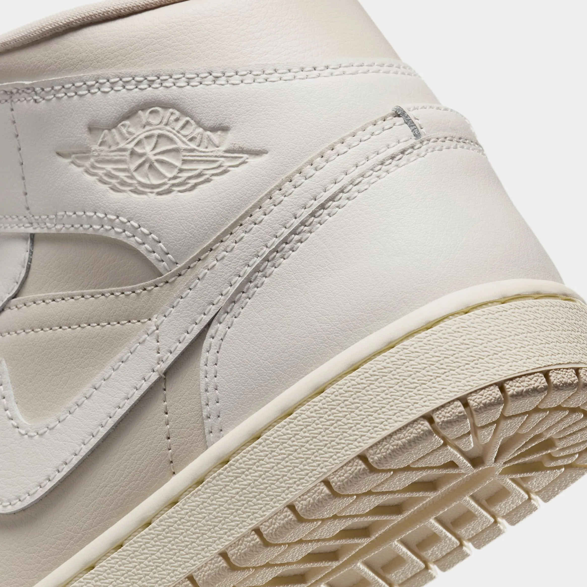 Air Jordan 1 Retro Mid Sail Womens Lifestyle Shoes (Legend Light Brown/Sail/Muslin)